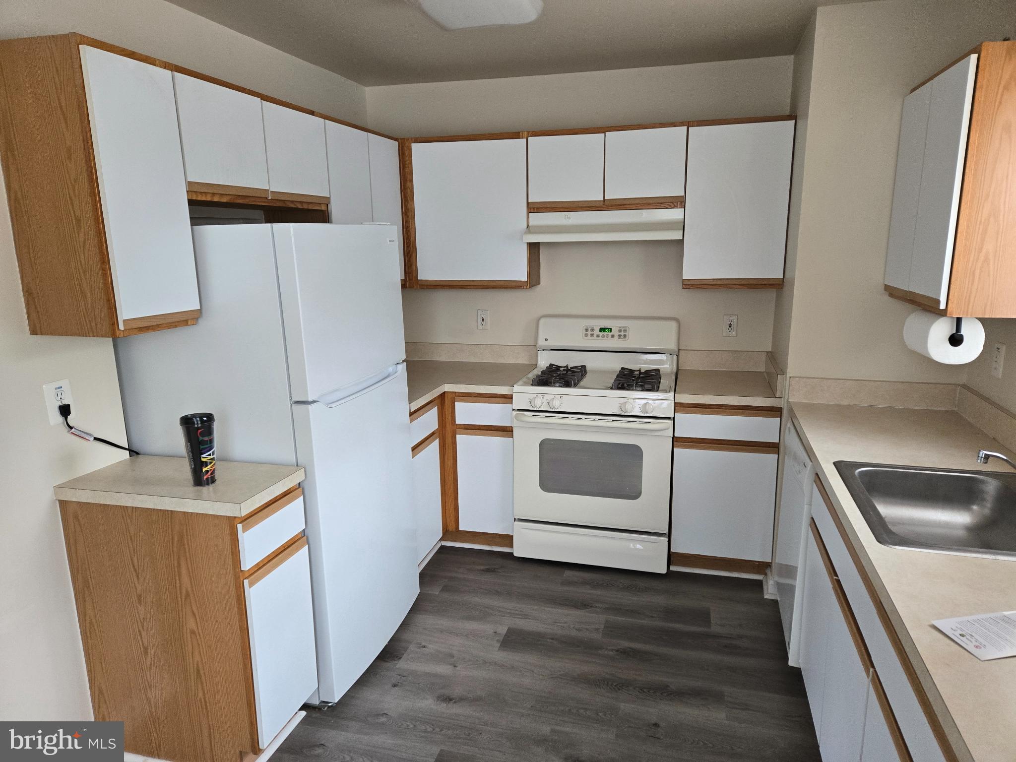 WOODLAND LAKE CONDO - Residential Lease