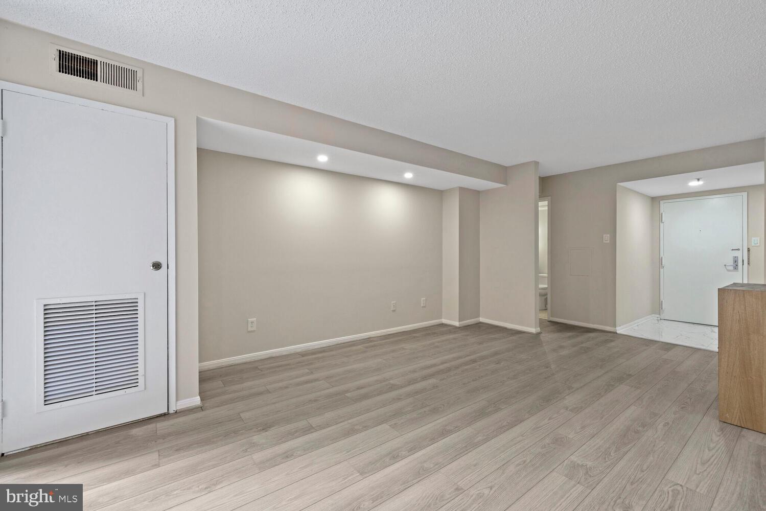 CHELSEA TOWERS - Residential