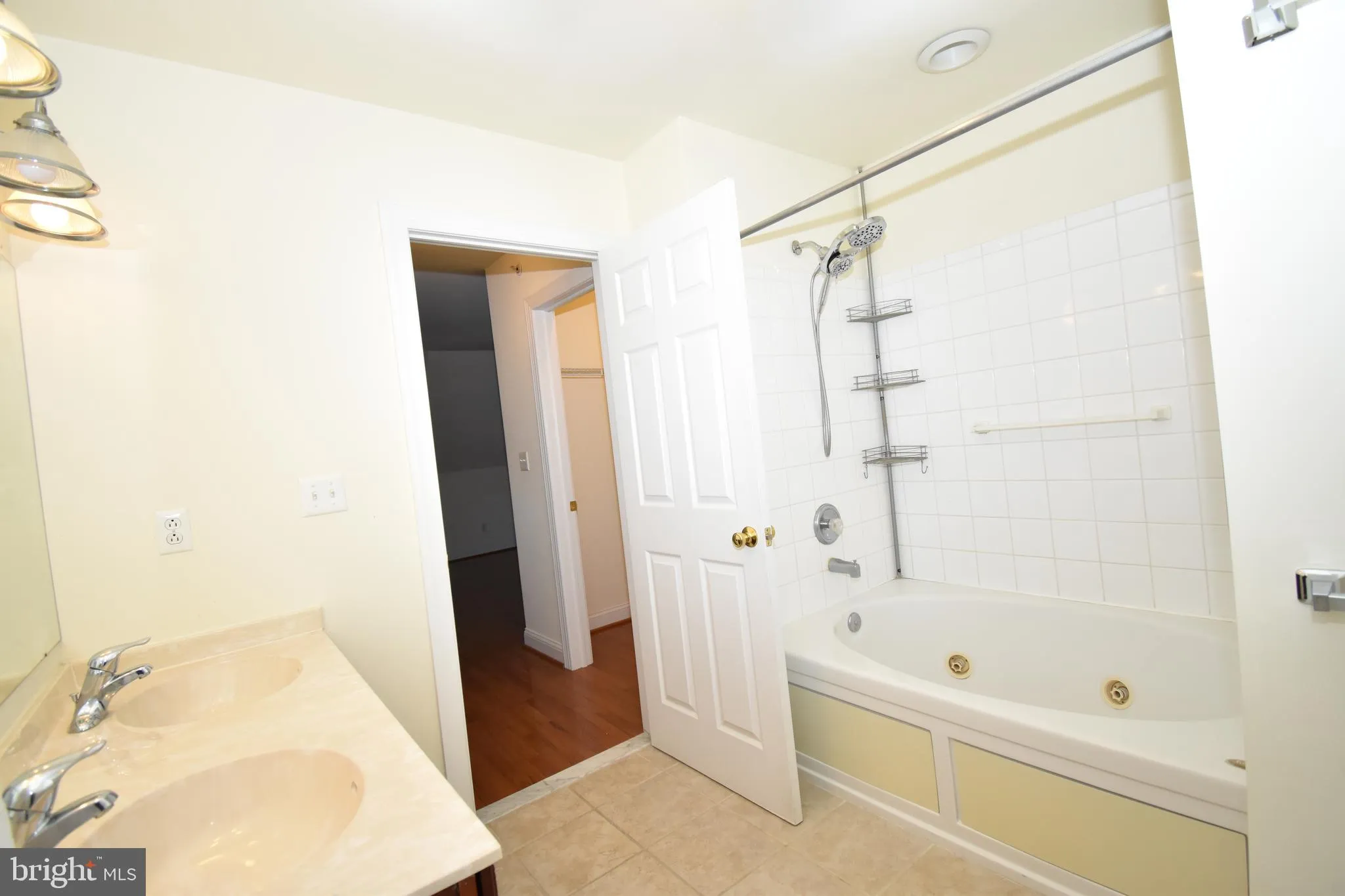 Haddonfield, New Jersey 08033, United States, 3 Bedrooms Bedrooms, ,3 BathroomsBathrooms,Residential,Pending,184048