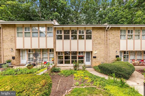 Condo For Sale - 4471 Forest Glen Court<br/> ANNANDALE, VA 22003