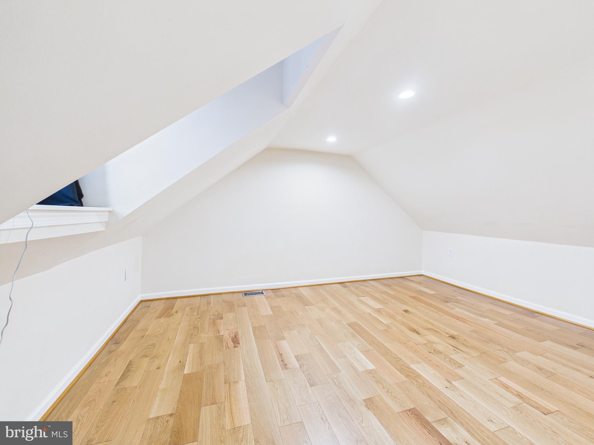 QUEEN VILLAGE - Residential