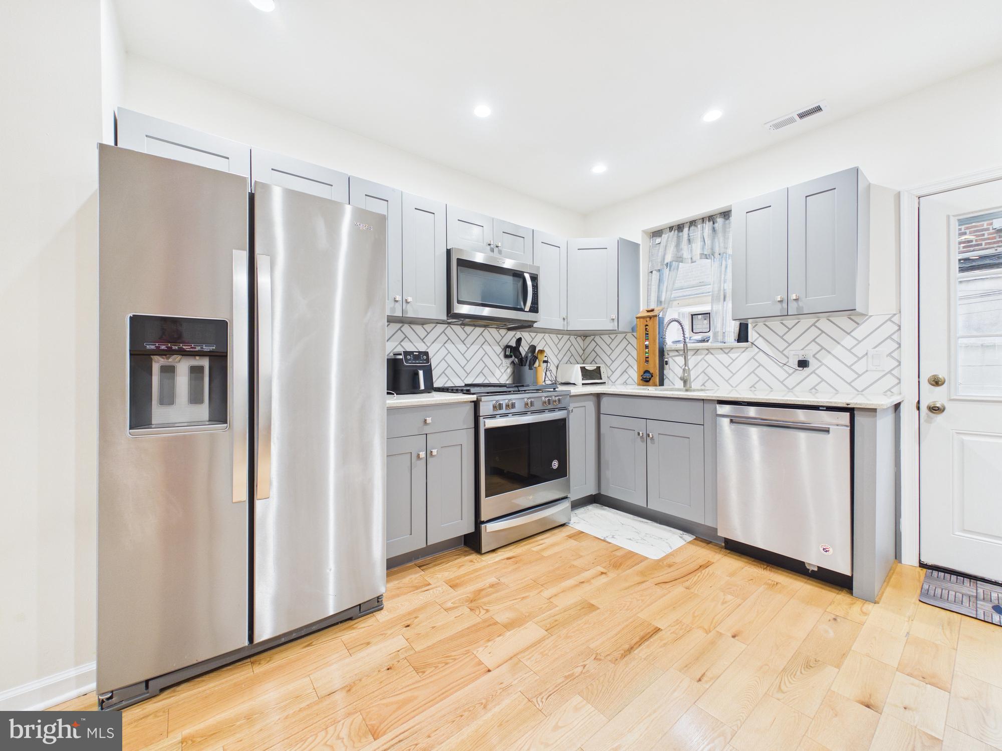 QUEEN VILLAGE - Residential