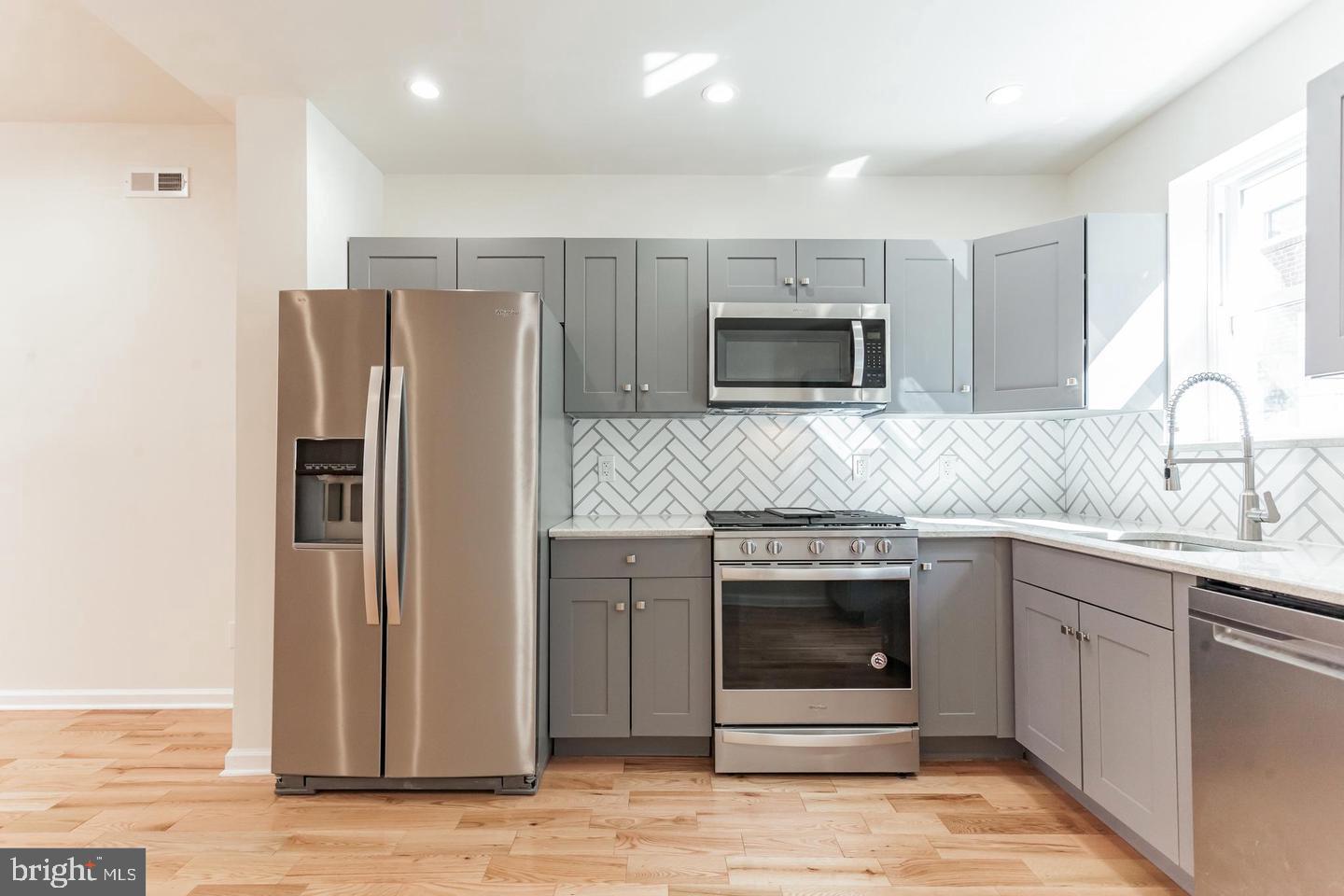 QUEEN VILLAGE - Residential