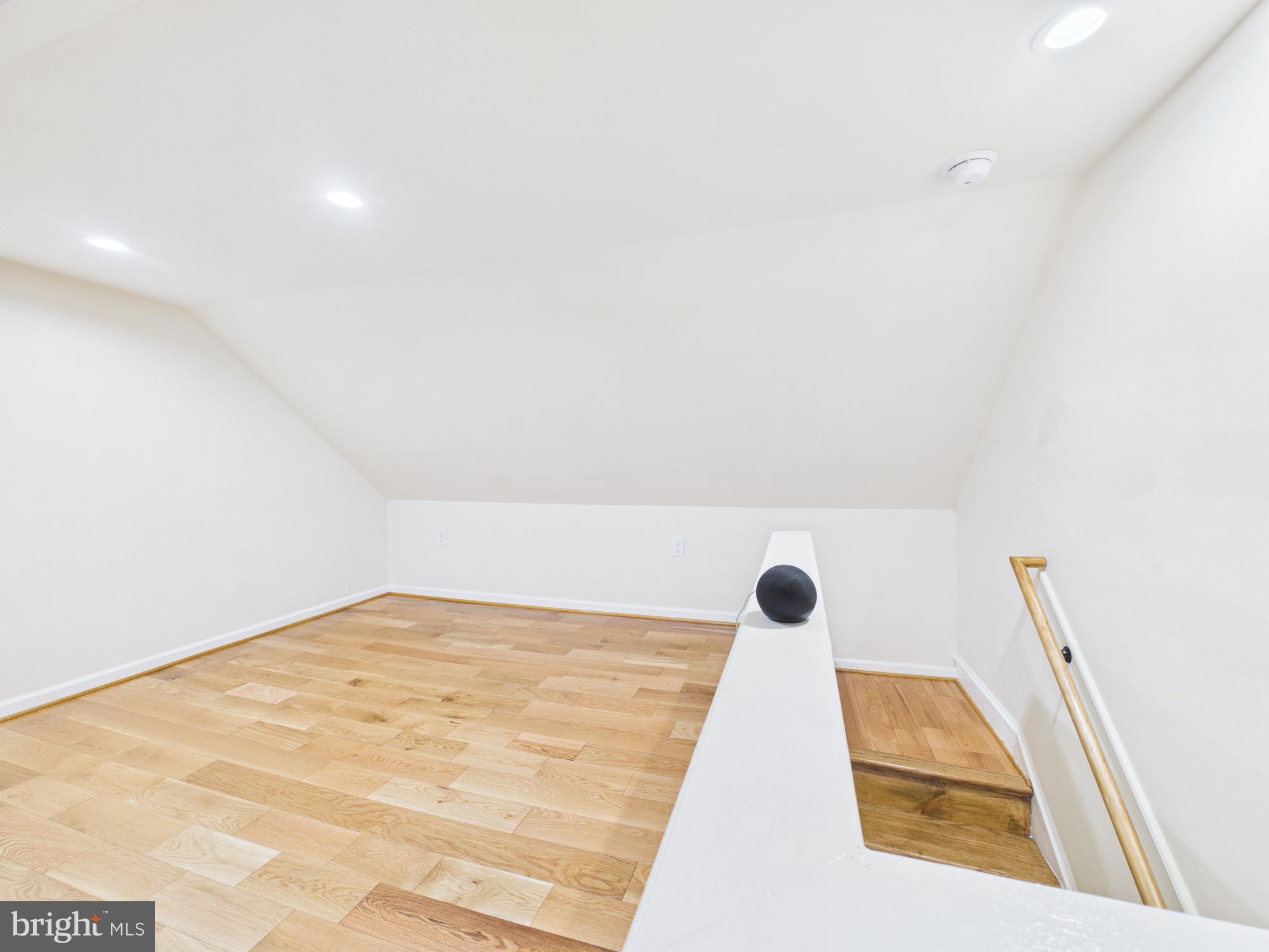 QUEEN VILLAGE - Residential