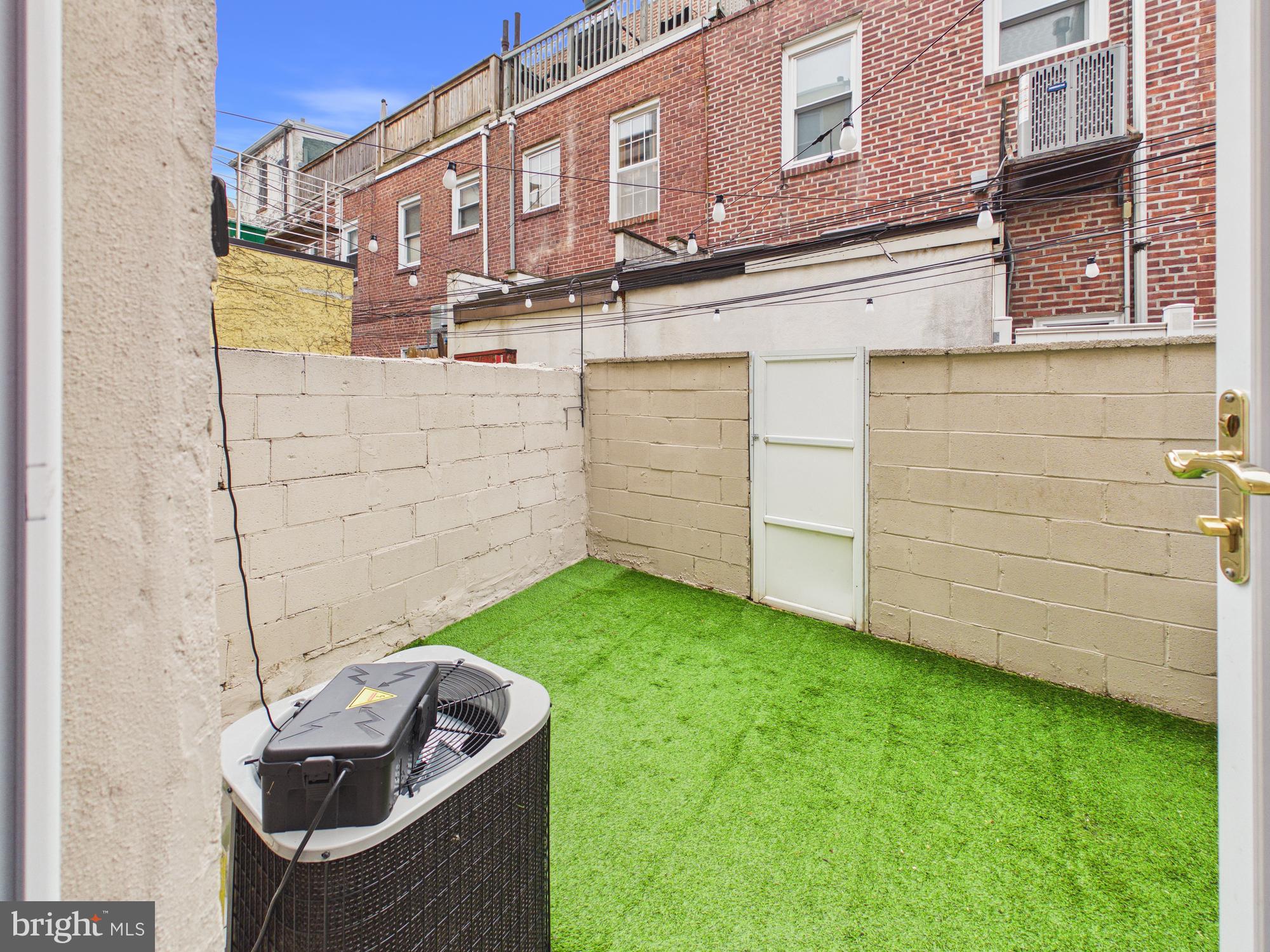 QUEEN VILLAGE - Residential