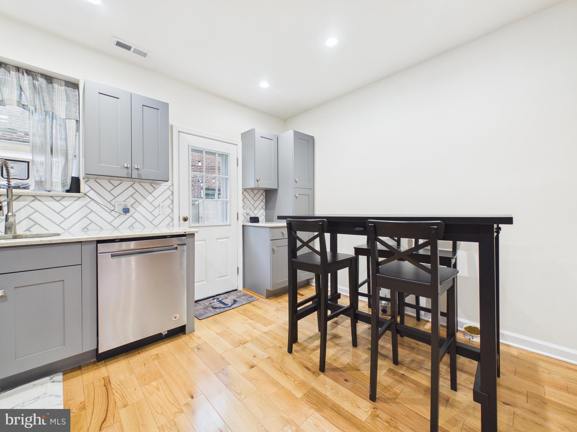 QUEEN VILLAGE - Residential