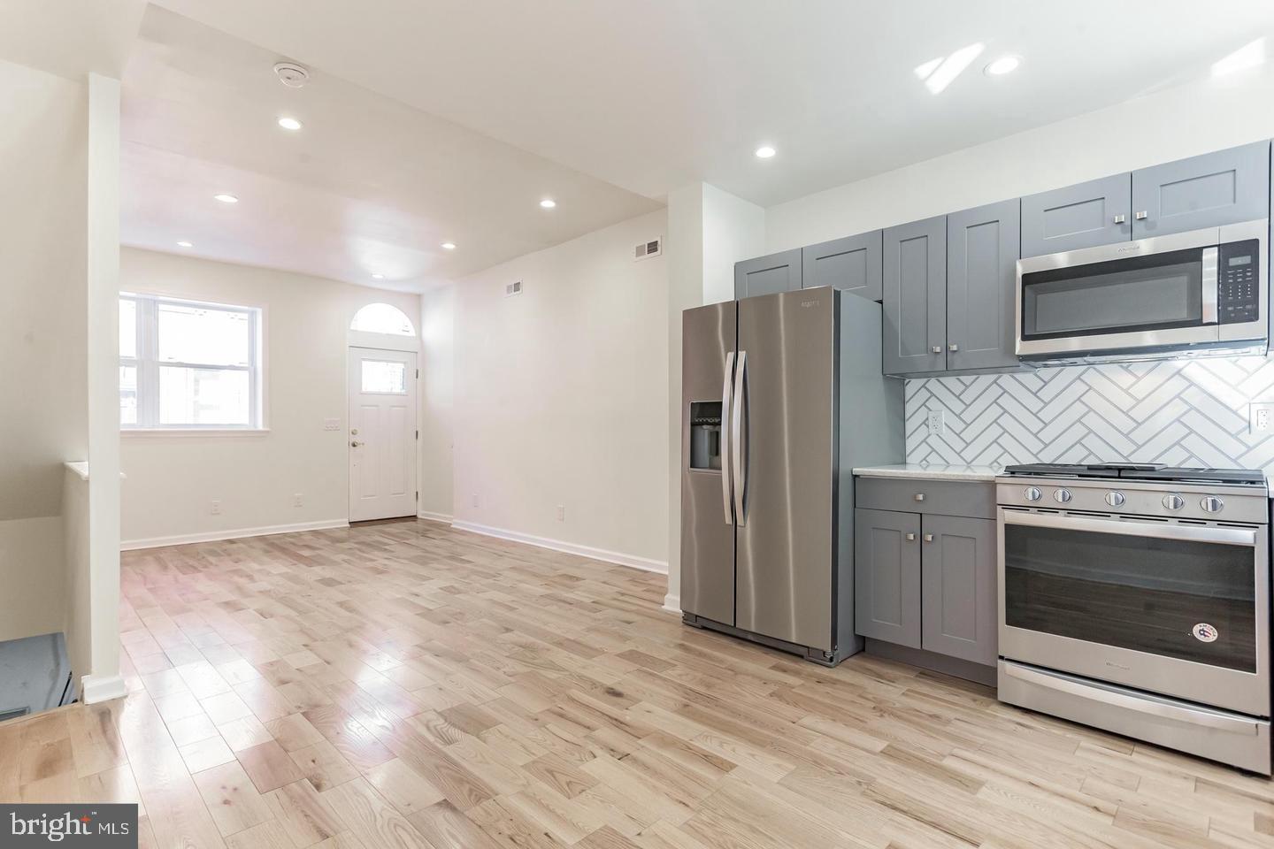 QUEEN VILLAGE - Residential