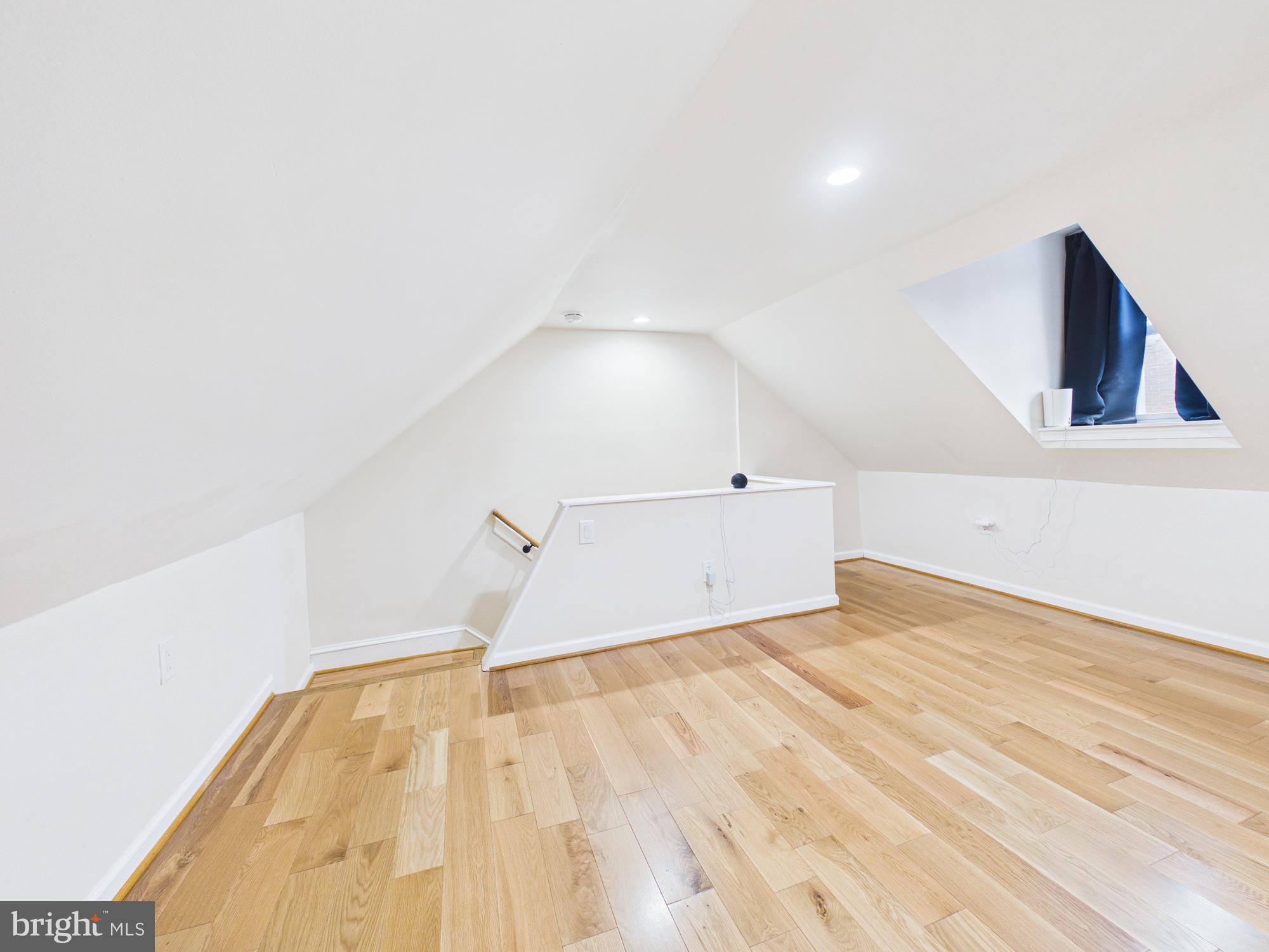 QUEEN VILLAGE - Residential