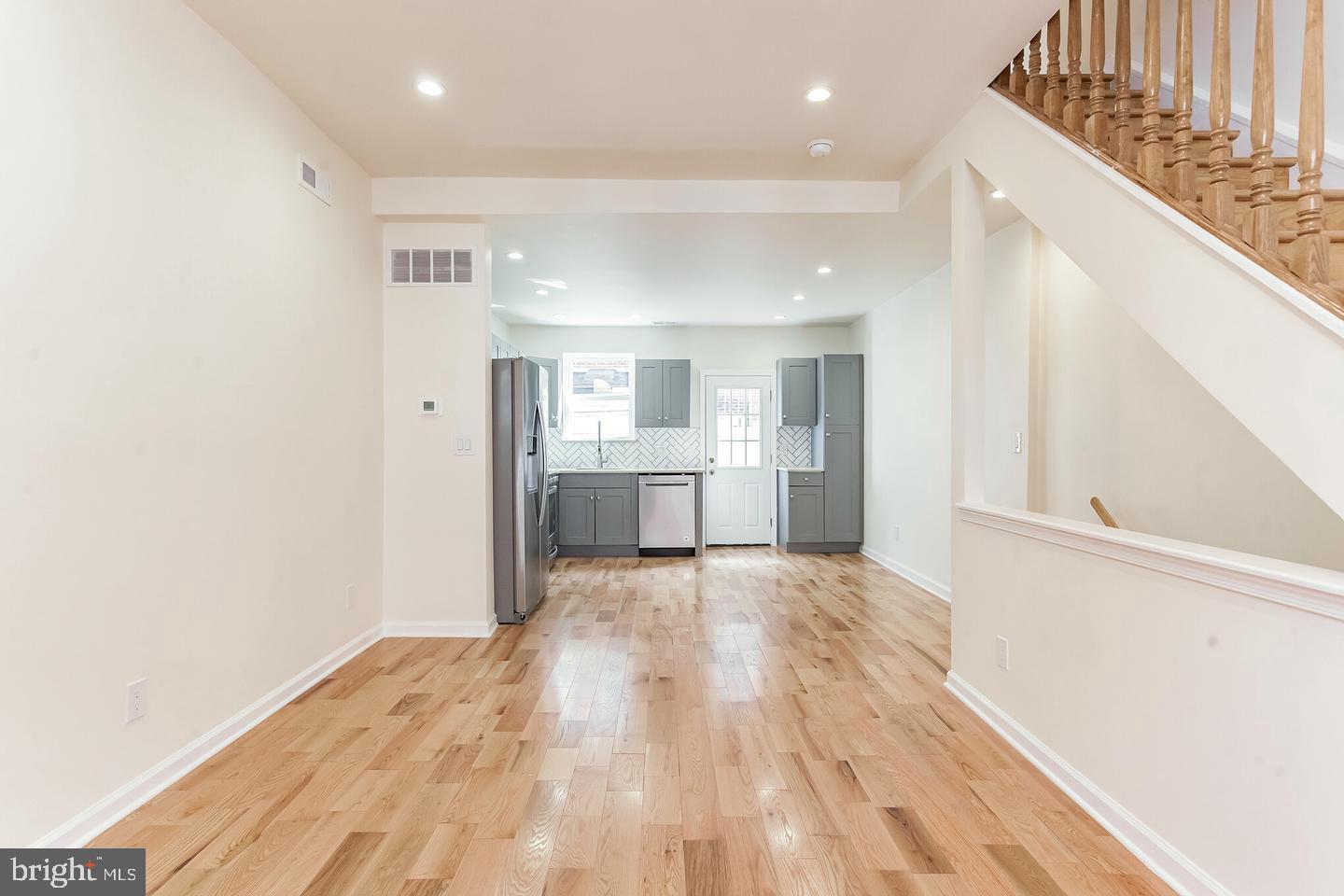 QUEEN VILLAGE - Residential