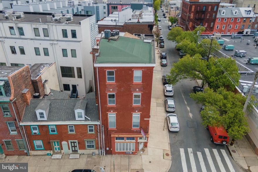 lovely two bedroom apartment in unique courtyard complex in the heart of Northern Liberties
townhome feel to this spacious apartment
pet friendly
lots of nearby shopping and transportation