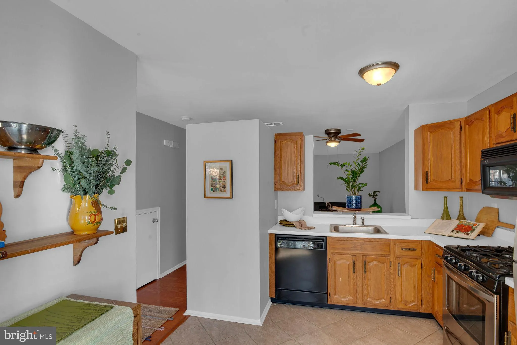 Monmouth Junction, New Jersey 08852, United States, 2 Bedrooms Bedrooms, ,3 BathroomsBathrooms,Residential,Pending,8050