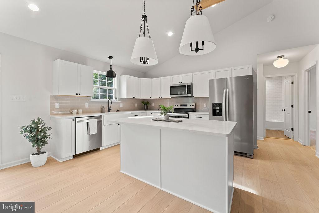 WOODLAND SHORES - Residential