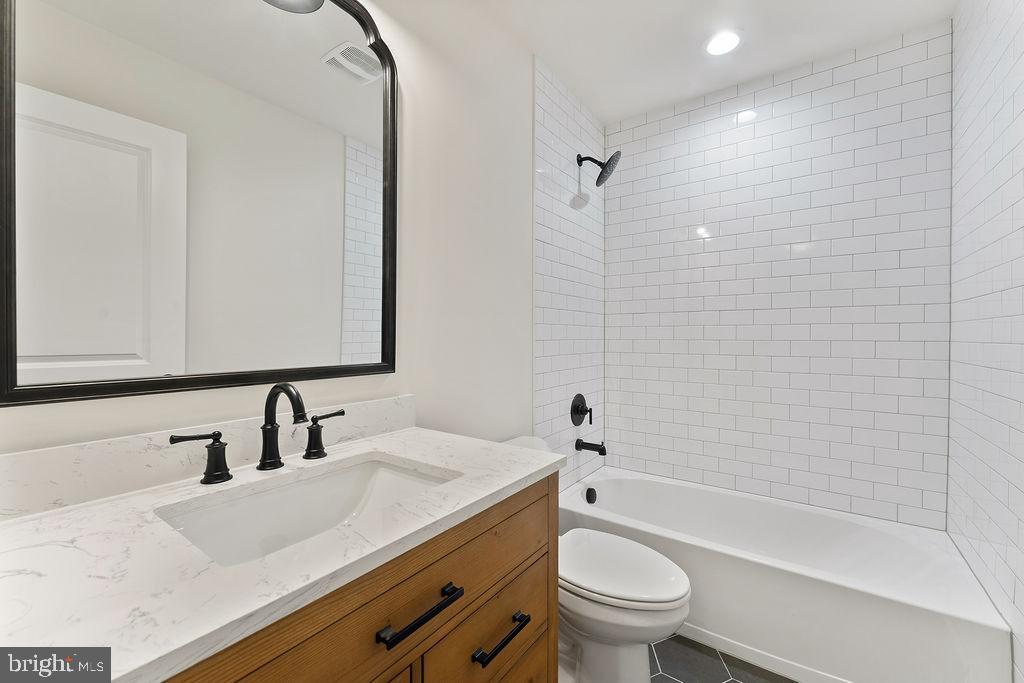 WOODLAND SHORES - Residential