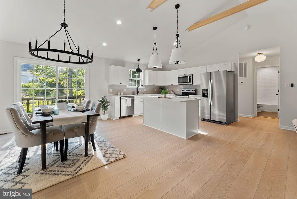 WOODLAND SHORES - Residential