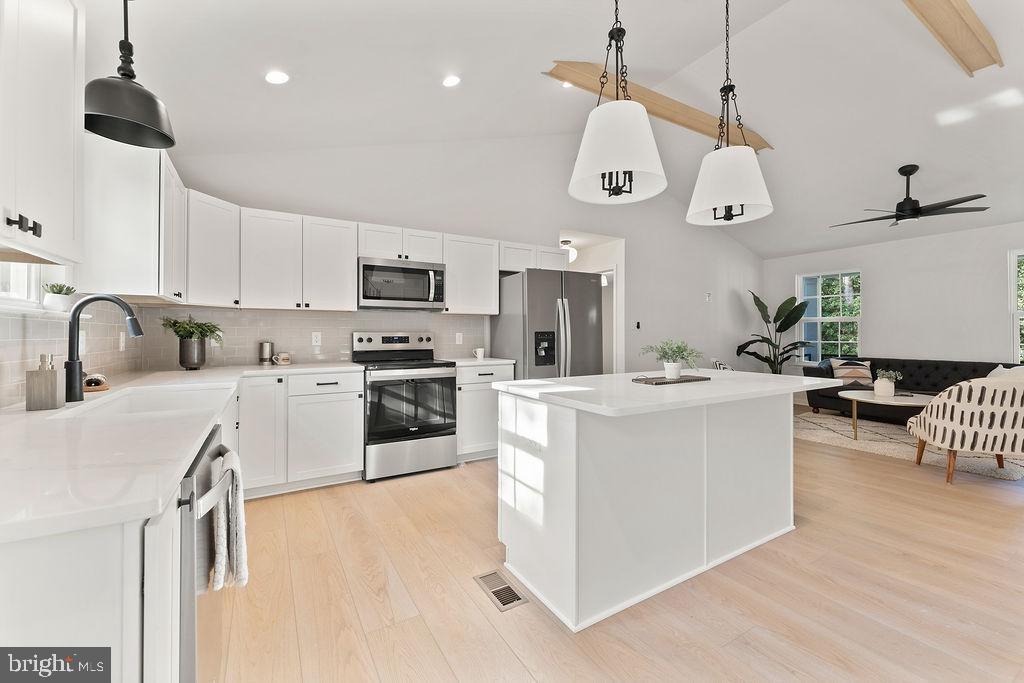 WOODLAND SHORES - Residential