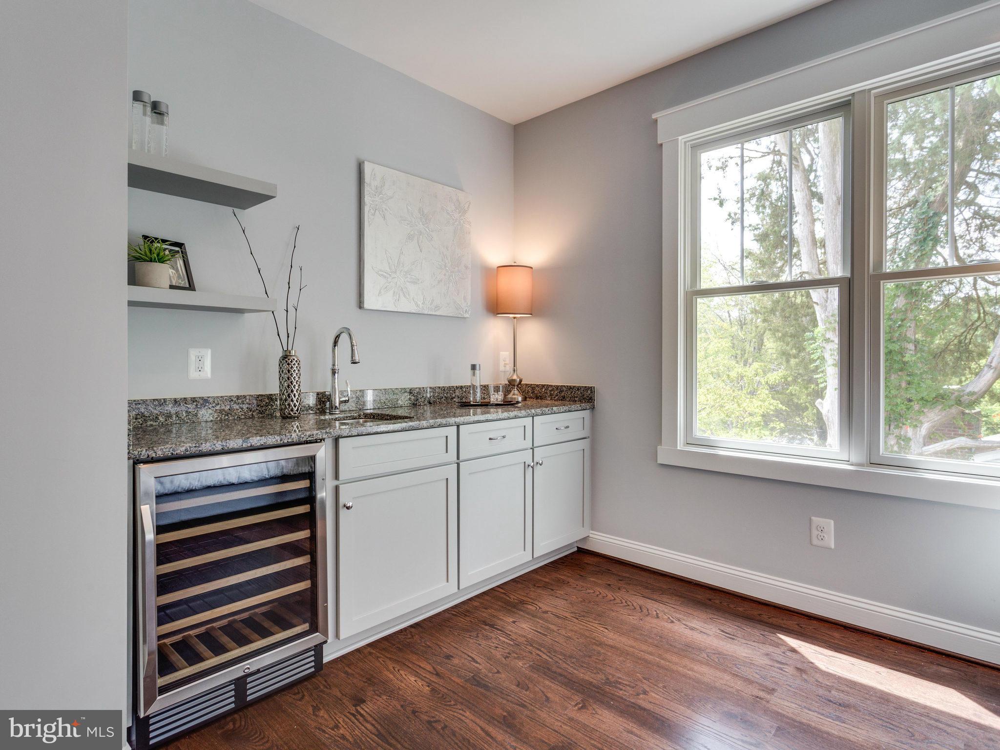 MCLEAN MANOR - Residential