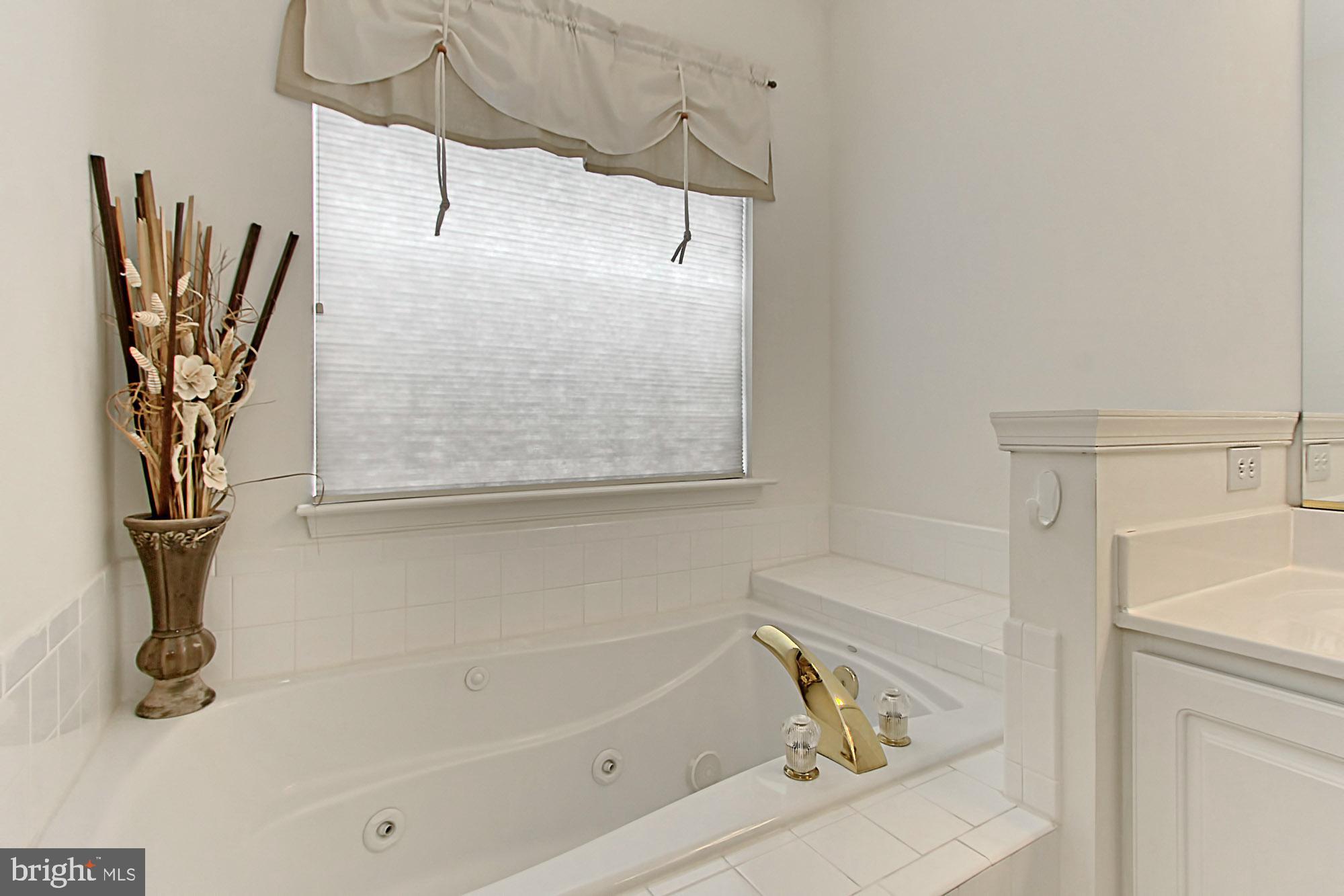 AUTUMN CHASE HUNT - Residential