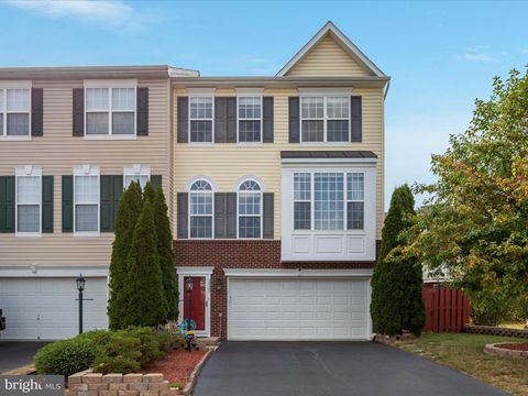 Photo of 2433 Battery Hill Circle, WOODBRIDGE, VA 22191 (MLS # VAPW2101840) Photo of 2433 Battery Hill Circle, WOODBRIDGE, VA 22191 (MLS # VAPW2101840)