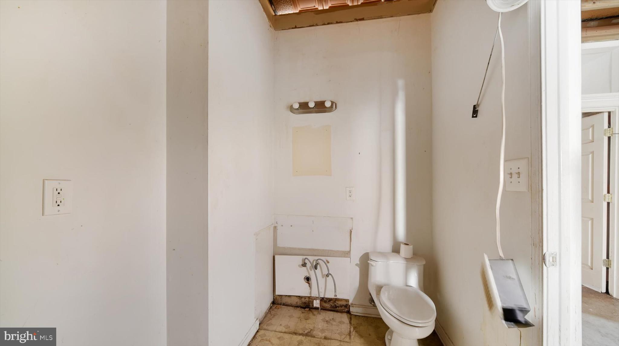 3209 E LOMBARD STREET