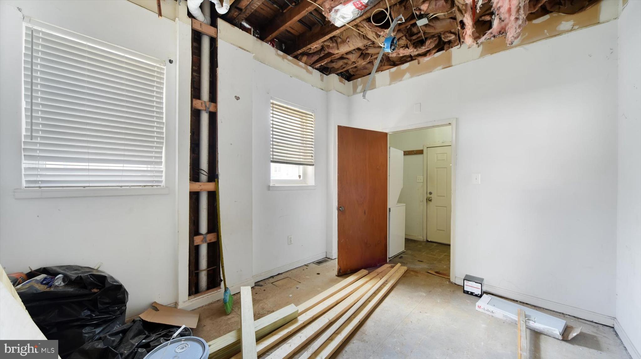 3209 E LOMBARD STREET