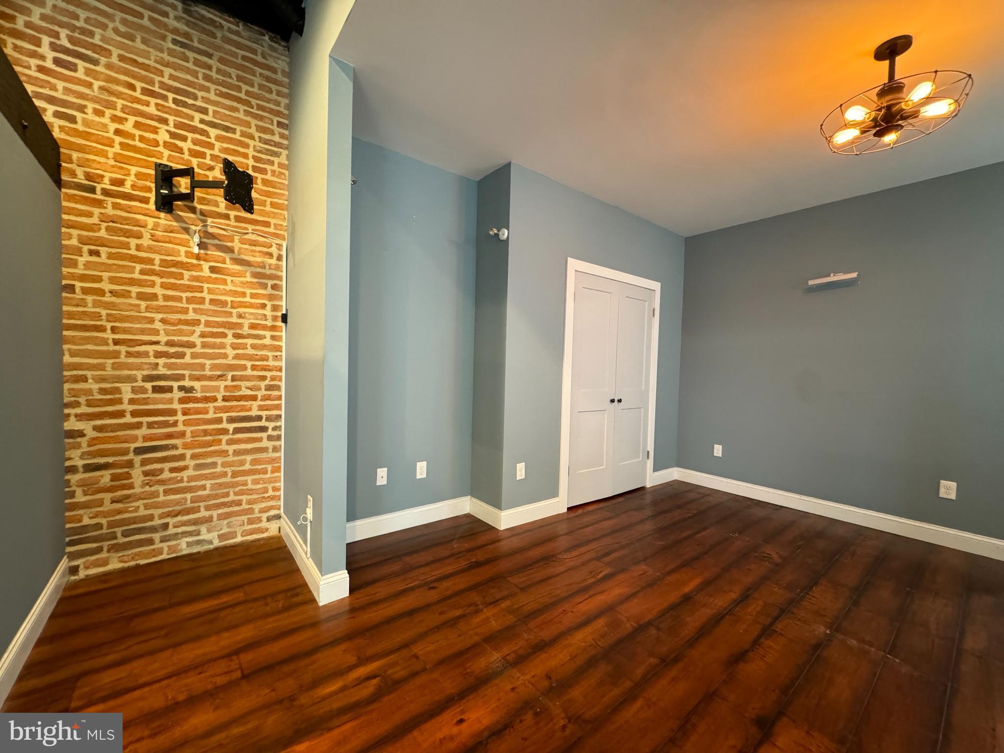 LOCUST POINT - Residential