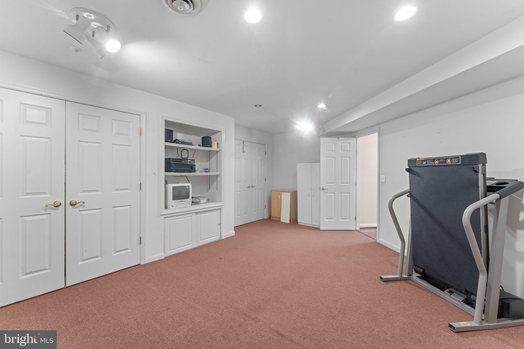 FARMINGTON WOODS - Residential