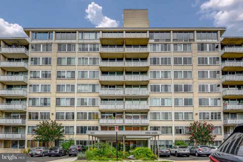 Condo For Rent - 1301 S Arlington Ridge Road #811<br/> ARLINGTON, VA 22202