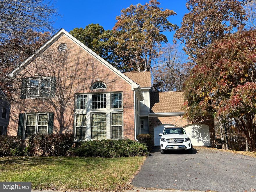 IGNORE DAYS ON THE MARKET. A NEW ROOF. THIS CONTEMPORARY LIGHT-FILLED HOME FEATURES 3 FINISHED LEVELS,3 BEDROOMS, 3 FULL BATHS, 1 HALF BATH, 2 CAR GARAGE & MORE 2 STORY SUNKEN LIVING ROOM WITH AN OVERLOOK FROM THE BEDROOM LEVEL, CUSTOM WINDOW DRESSING, AND PALLADIAN WINDOWS. 1ST-FLOOR LIBRARY WITH GLASS FRENCH DOORS, CROWN MOLDING, RECESS LIGHTS, AND WALL-MOUNTED TV. HARDWOOD FOYER AND DINING ROOM WITH CROWN MOLDING. THE KITCHEN HAS 42-INCH CABINETS, GRANITE COUNTERTOPS, RECESS LIGHTS, AND PENDANT LIGHTS OVER THE BAR. THE FAMILY ROOM HAS FANS, CROWN MOLDING, A BURNING FIREPLACE, AND DOORS LEADING TO A SPACIOUS DECK. THE MASTER BEDROOM HAS A SITTING AREA, FAN, CROWN MOLDING, AND 2 CLOSETS. MASTER BATH HAS DUAL SINKS, SHOWER HAS SEAT, WHIRLPOOL TUB, AND CROWN MOLDING. 2 SPACIOUS BEDROOMS AND HALL BATH. LOWER LEVEL WITH REC ROOM, FULL BATH, STORAGE, AND ROOM TO GROW. THE HOME BACKS TO THE PARKLAND AND THE FRONT OF THE HOME IS VERY WELL LANDSCAPED. SELLER WILL HELP WITH CLOSING COST.