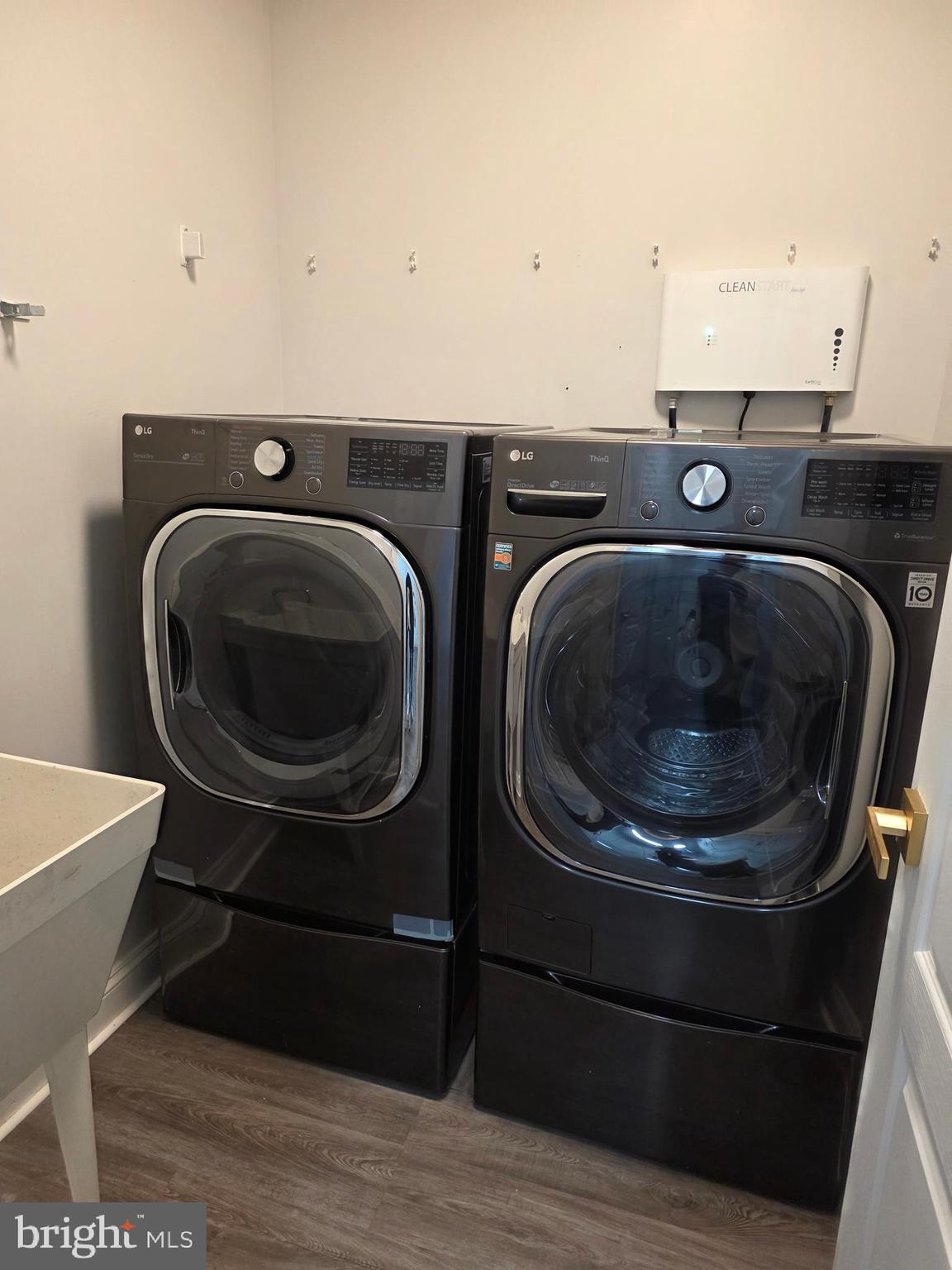 CROOM STATION - Residential