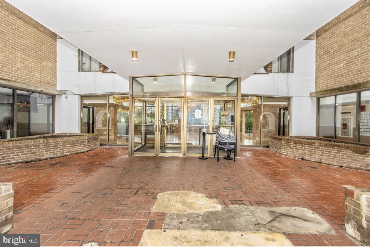 PRESIDENTIAL TOWERS - Residential Lease