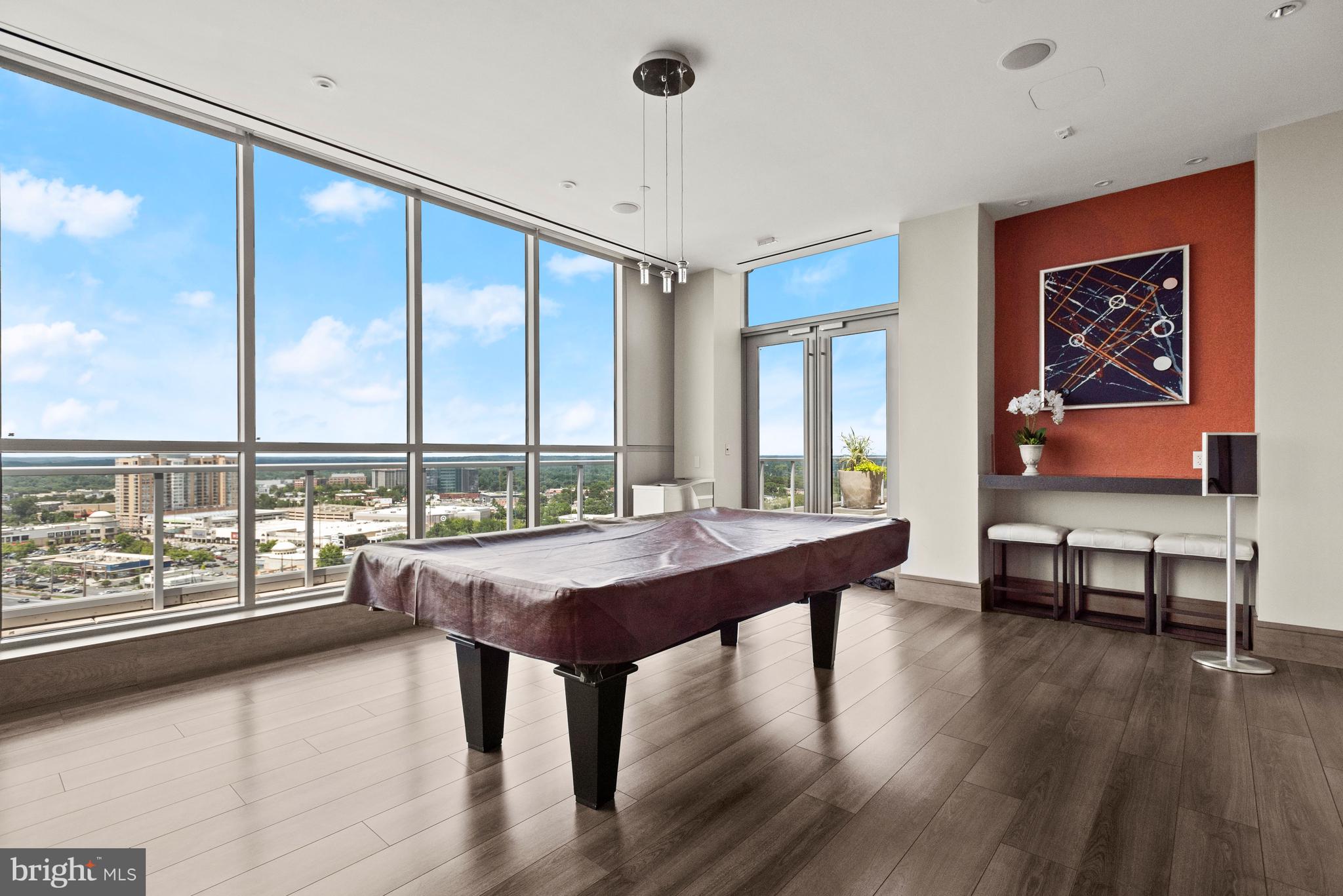 PIKE AND ROSE - Residential