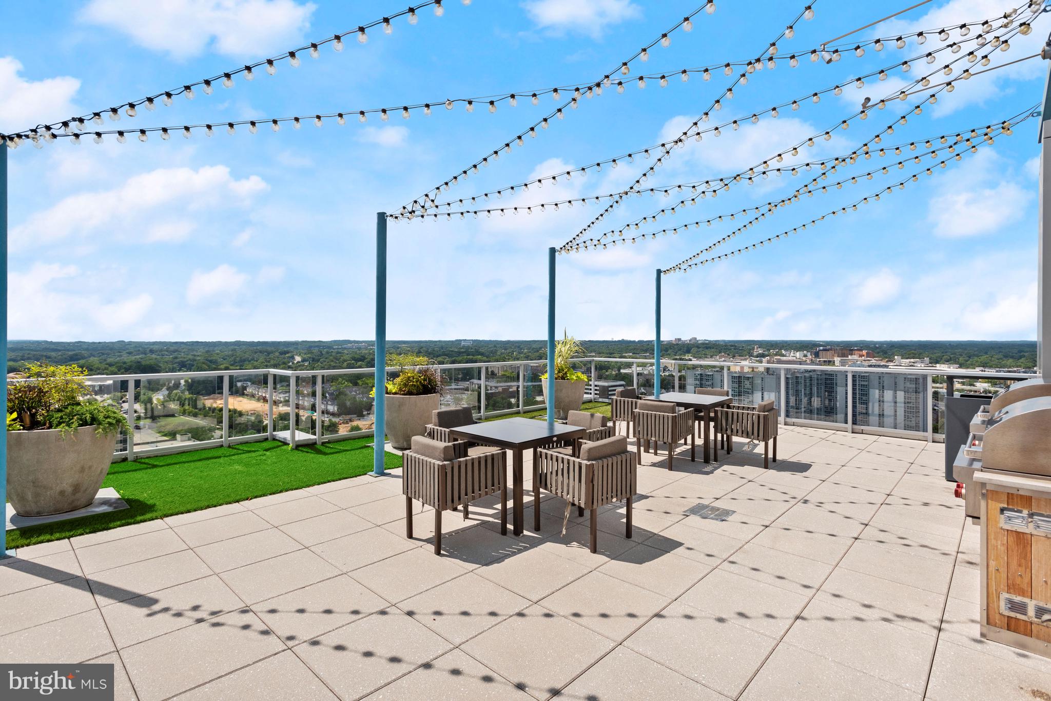 PIKE AND ROSE - Residential