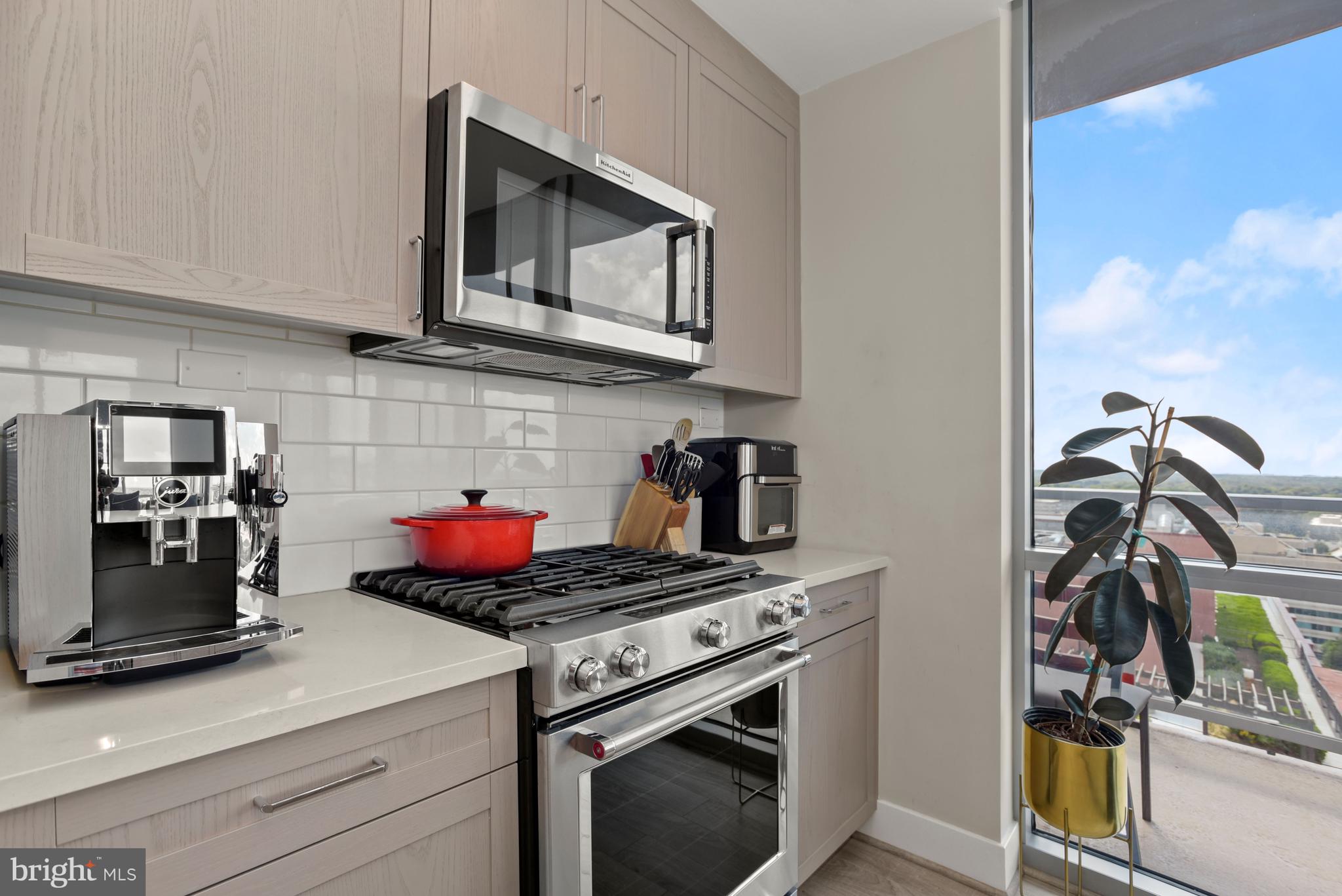 PIKE AND ROSE - Residential