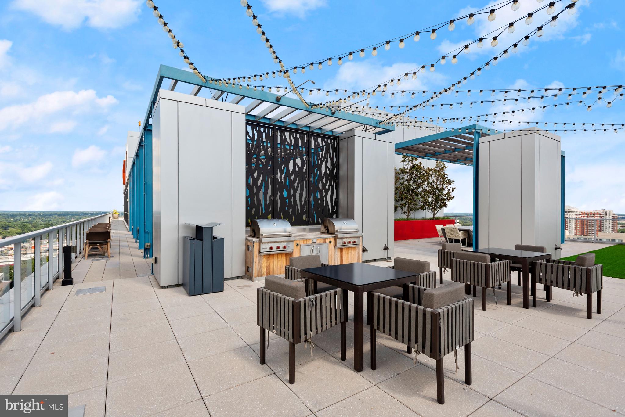 PIKE AND ROSE - Residential