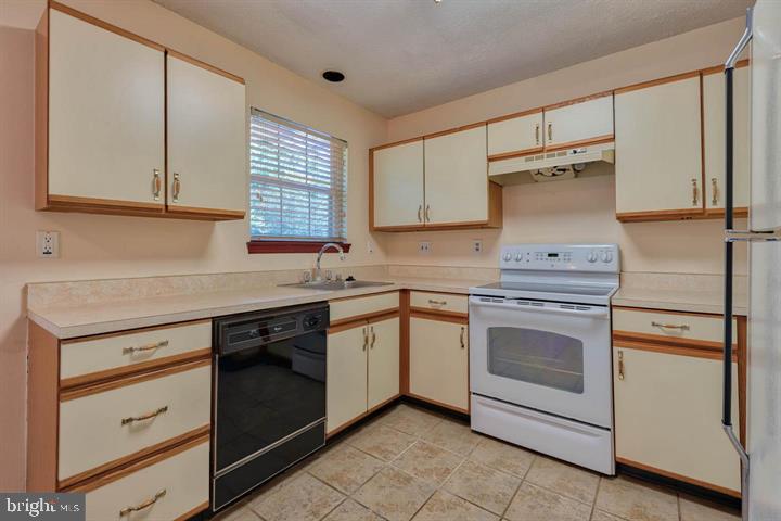 OLD FIELDS - Residential Lease