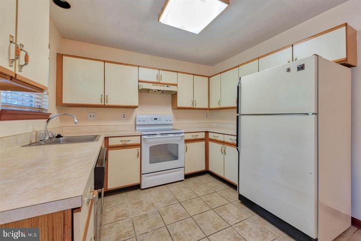 OLD FIELDS - Residential Lease