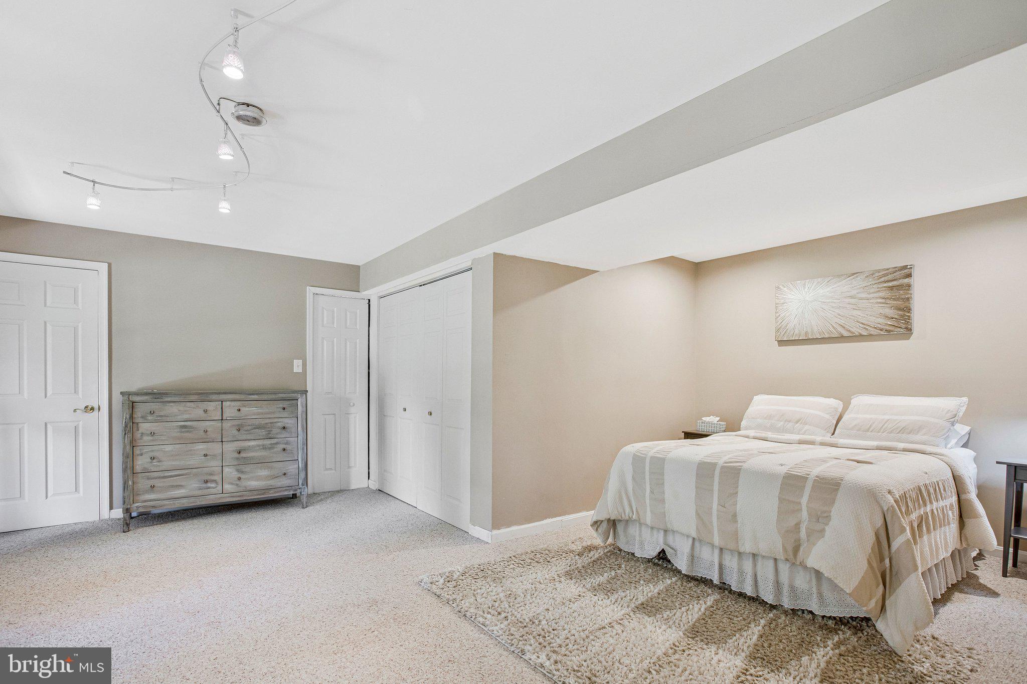 JONATHANS DELIGHT - Residential