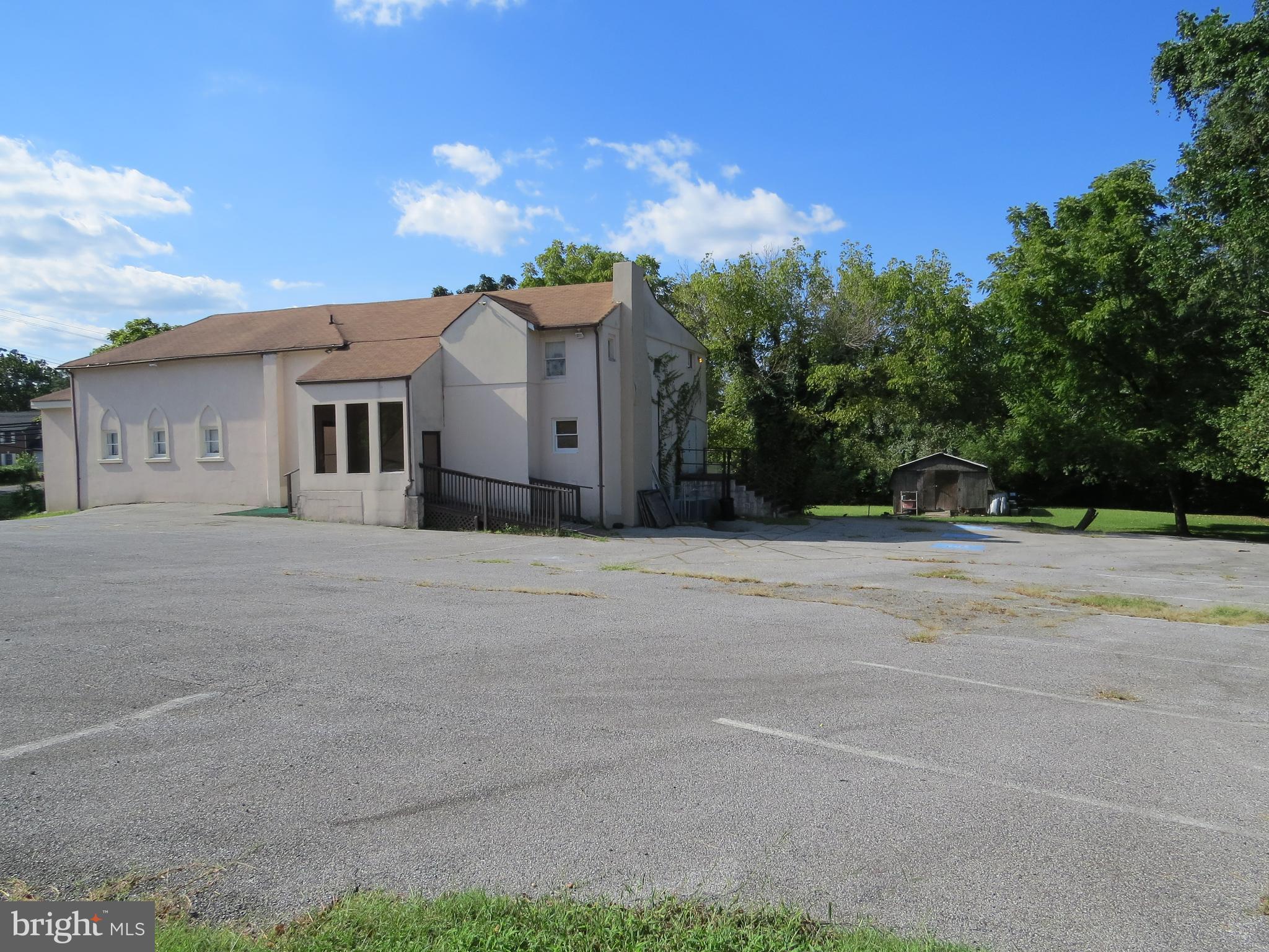 Main image without alt text