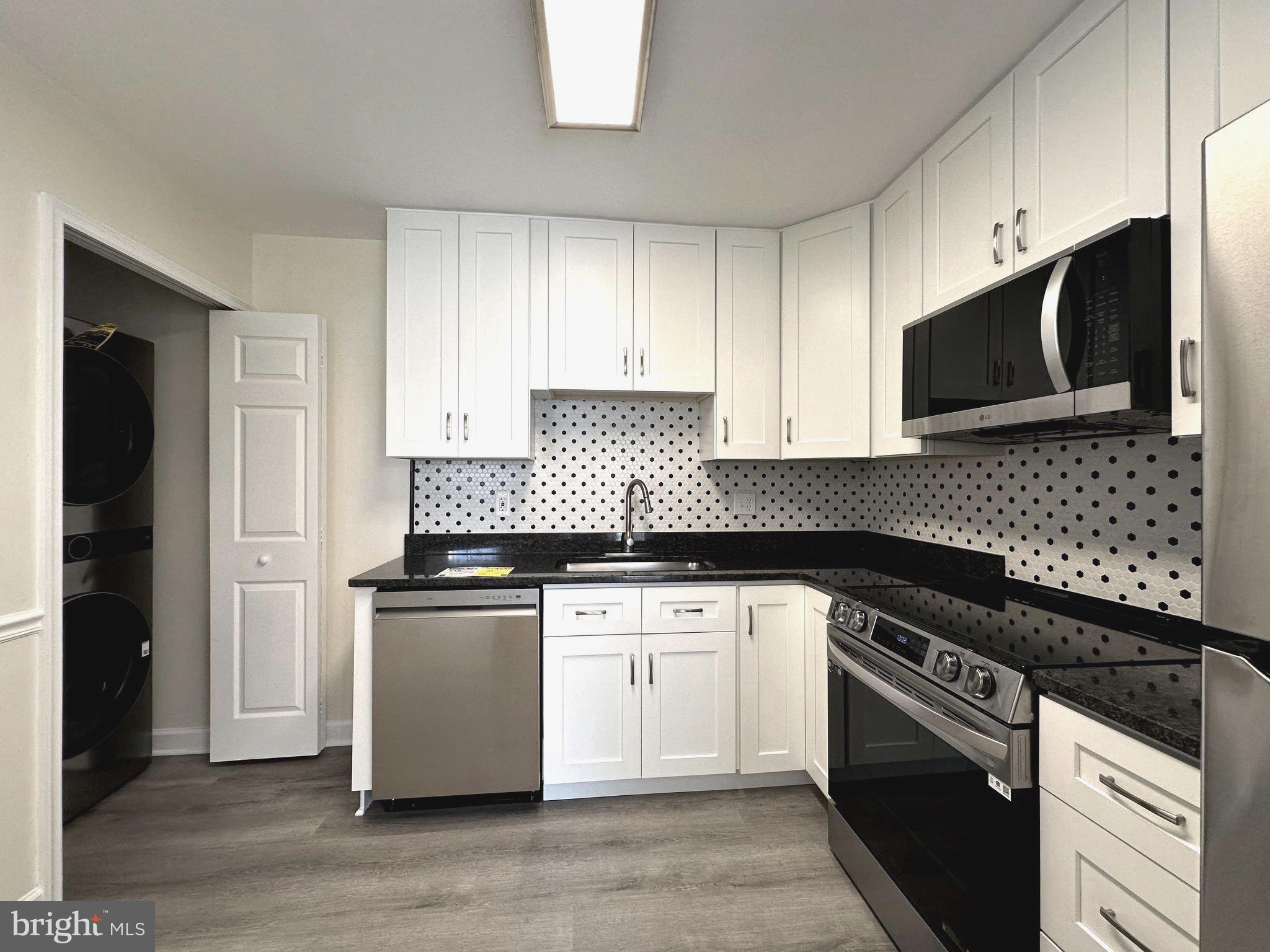 Experience luxury living in this beautifully renovated condo, featuring brand-new stainless steel appliances, including a built-in microwave, stove, refrigerator, washer, and dryer. For added comfort and efficiency, both the HVAC system and water heater have been recently replaced.
The kitchen boasts elegant granite countertops, a stylish backsplash, upgraded cabinetry, and a convenient breakfast bar—perfect for casual dining. Premium flooring and a fresh, modern paint scheme enhance the home’s sophisticated appeal.
The open-concept living and dining area seamlessly extends to a private patio, offering a perfect setting for relaxation or entertaining. The bathroom showcases contemporary finishes and a soaking tub for a spa-like retreat.
Residents also enjoy access to outstanding community amenities, including an outdoor pool, tennis courts, a clubhouse, and an activity room—ideal for those seeking an active and vibrant lifestyle.