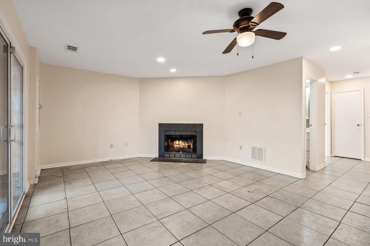 NEWPORT TOWNE - Residential Lease