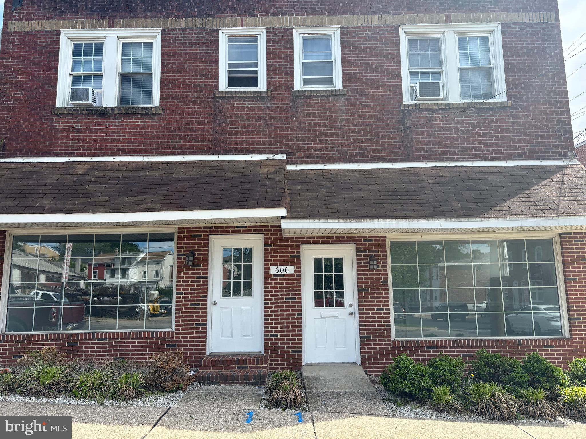Convenient corner office space a stone throw from Main St & McCann Park in the heart of Norristown.
The space features extremely large front facing windows providing tons of natural light, as well as two large bullpen style rooms and a spacious private office, complete with 2 bathrooms!
Perfect for a Small Business, Real Estate Firm, Insurance company, the possibilities are endless.
Schedule your tour today to turn 600 E Airy into your new center of operations!
