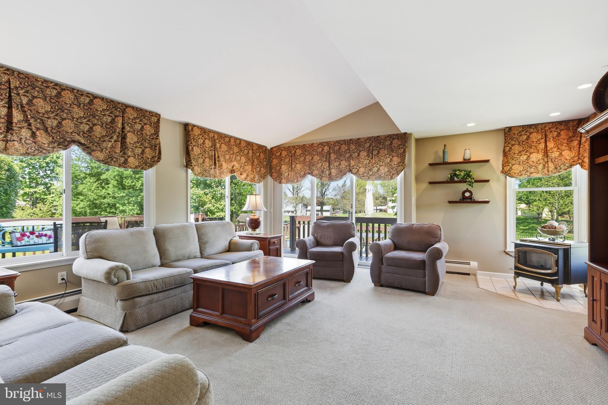 COUNTRY MEADOWS - Residential