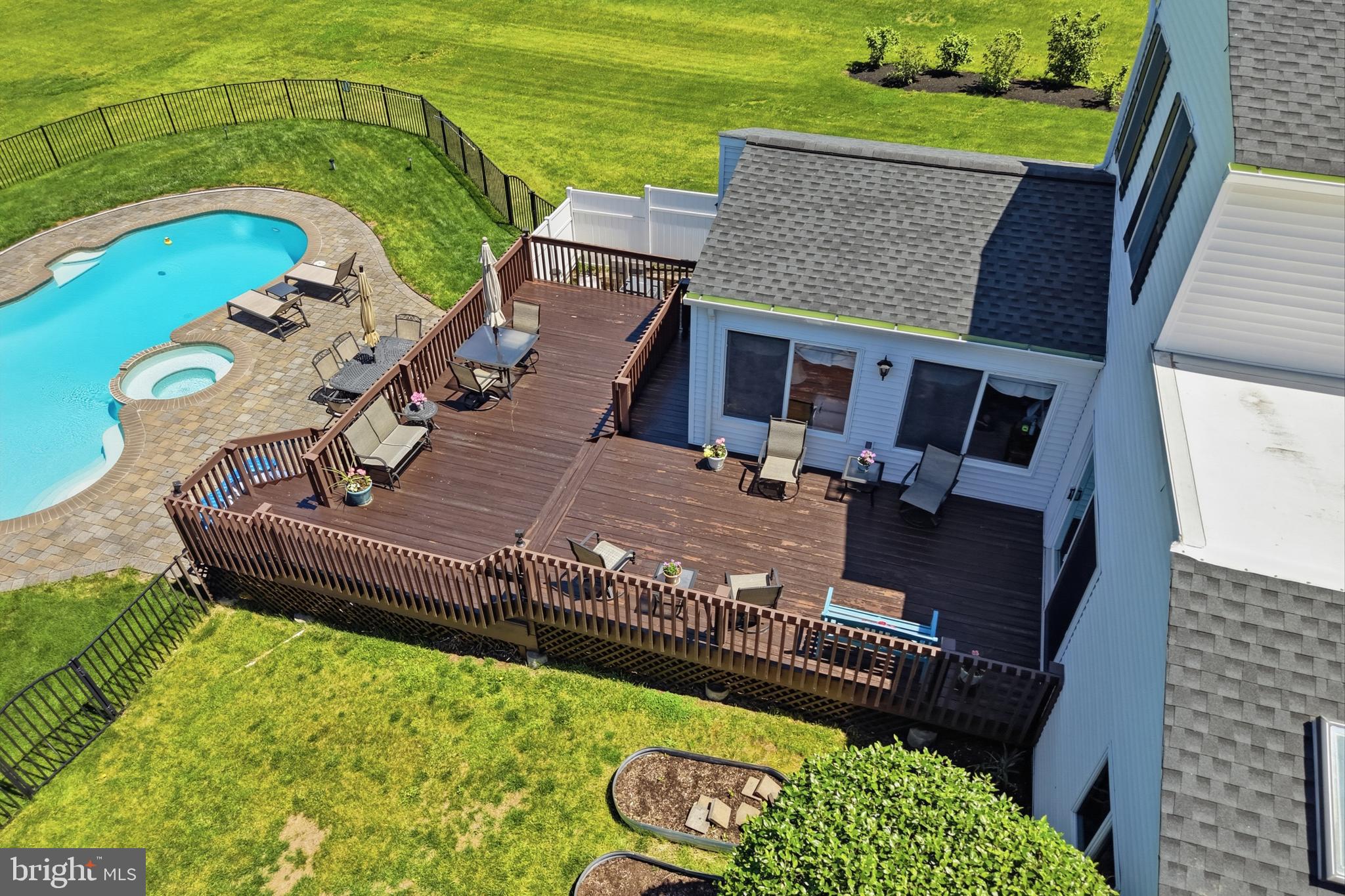COUNTRY MEADOWS - Residential
