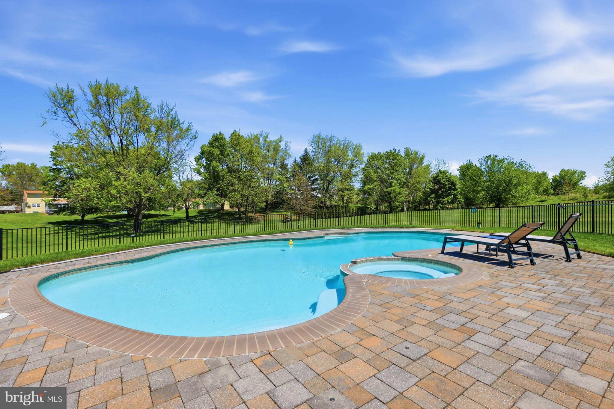 COUNTRY MEADOWS - Residential