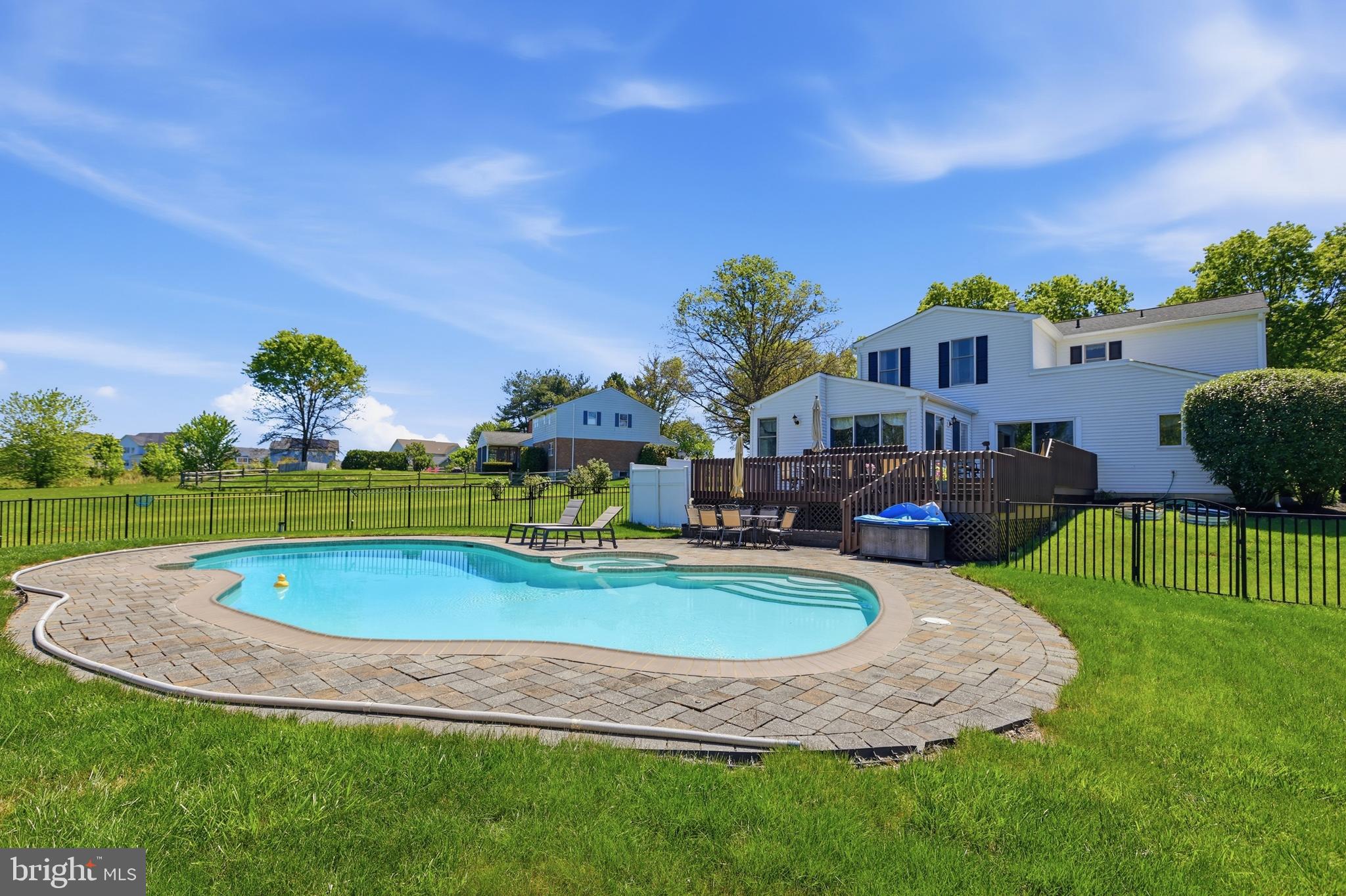 COUNTRY MEADOWS - Residential