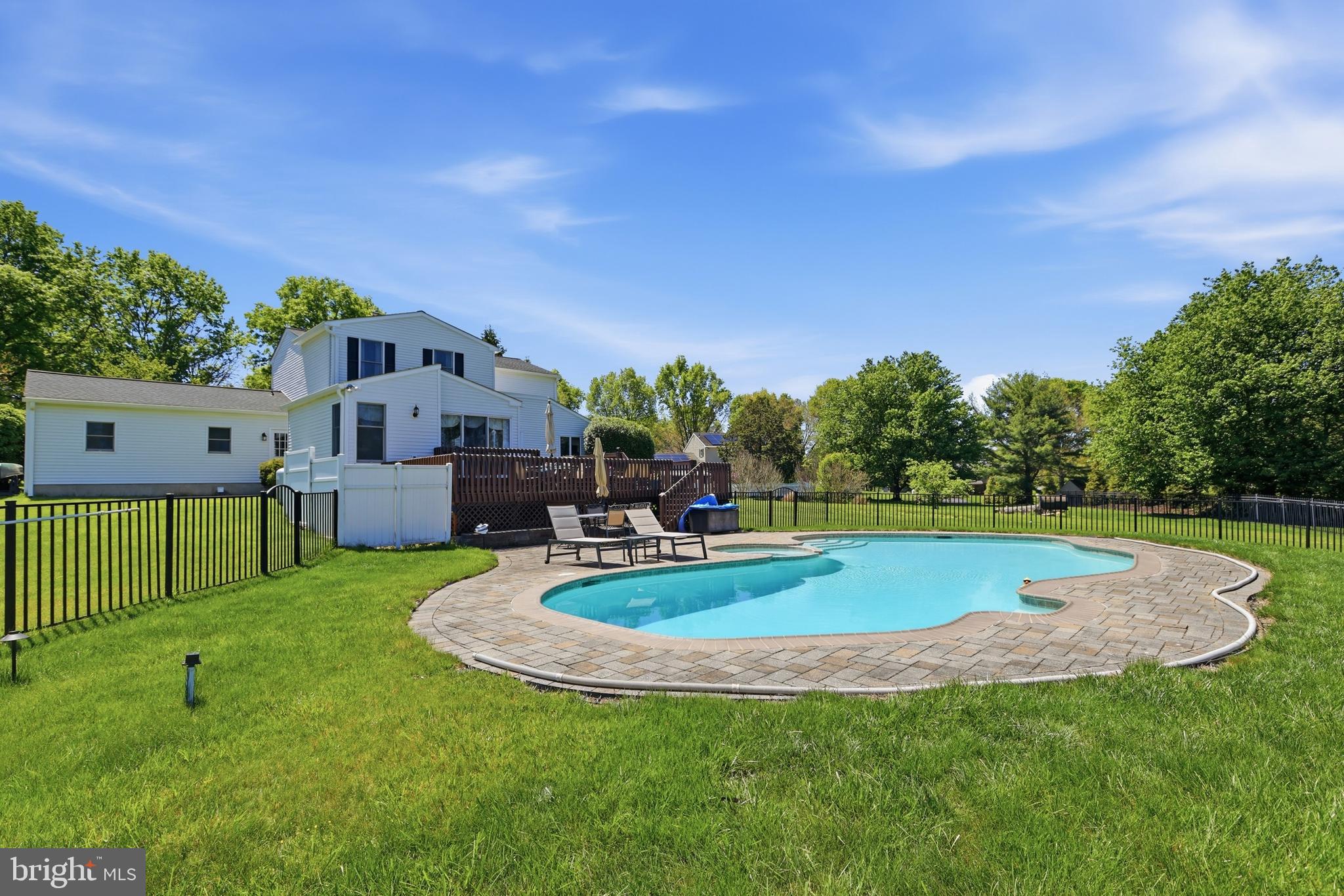 COUNTRY MEADOWS - Residential