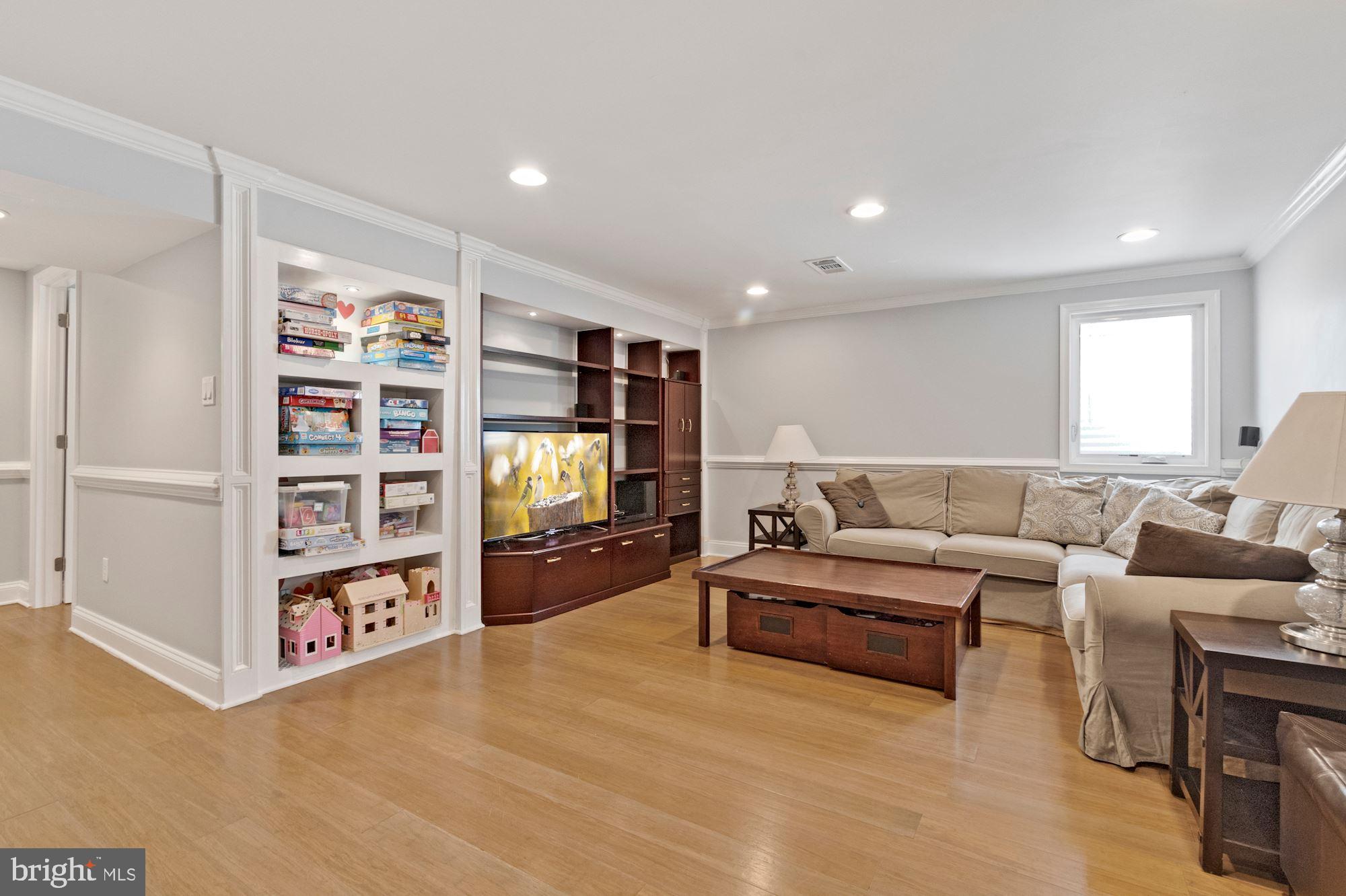 MONTGOMERY SQUARE - Residential Lease