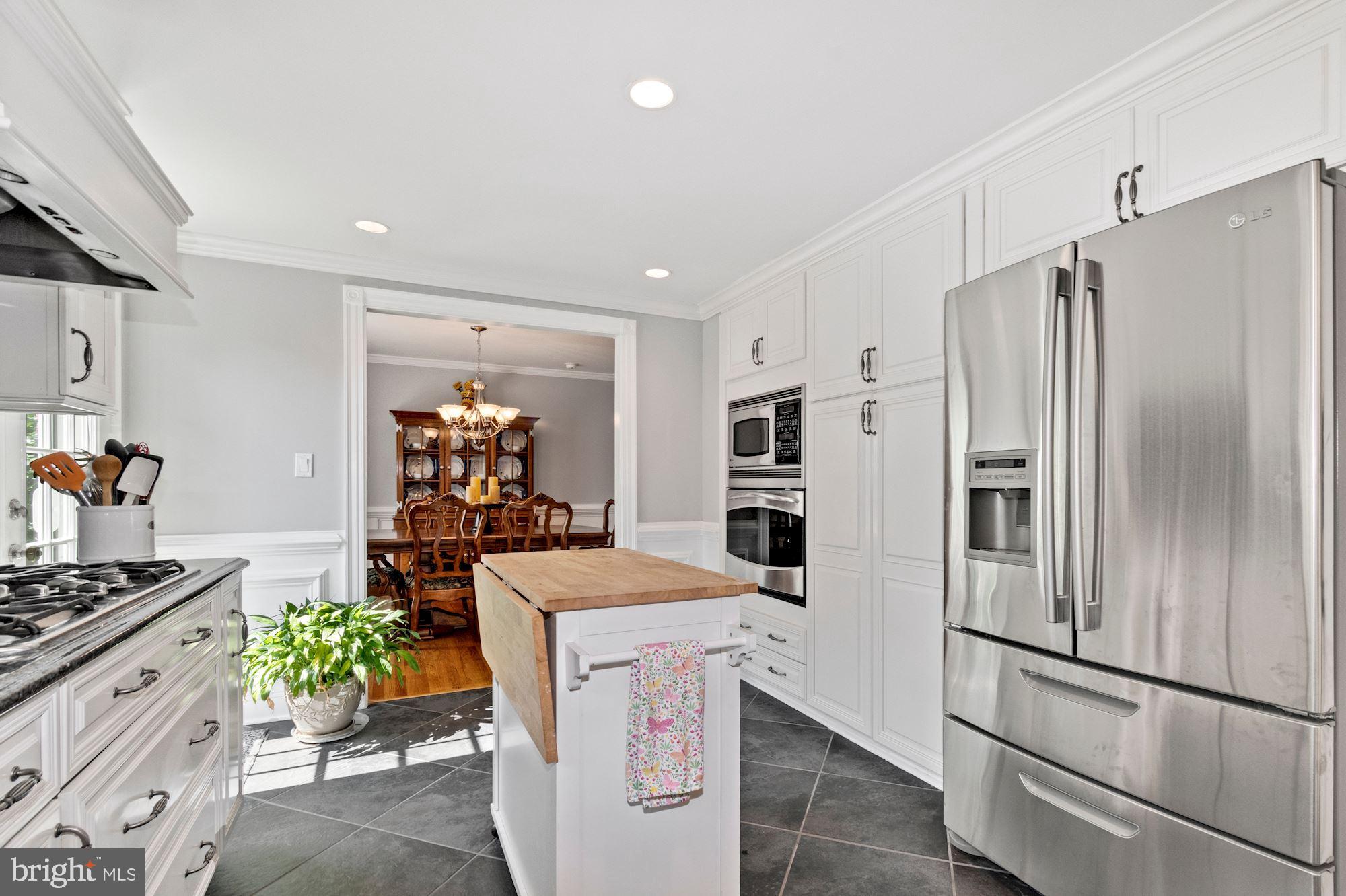 MONTGOMERY SQUARE - Residential Lease