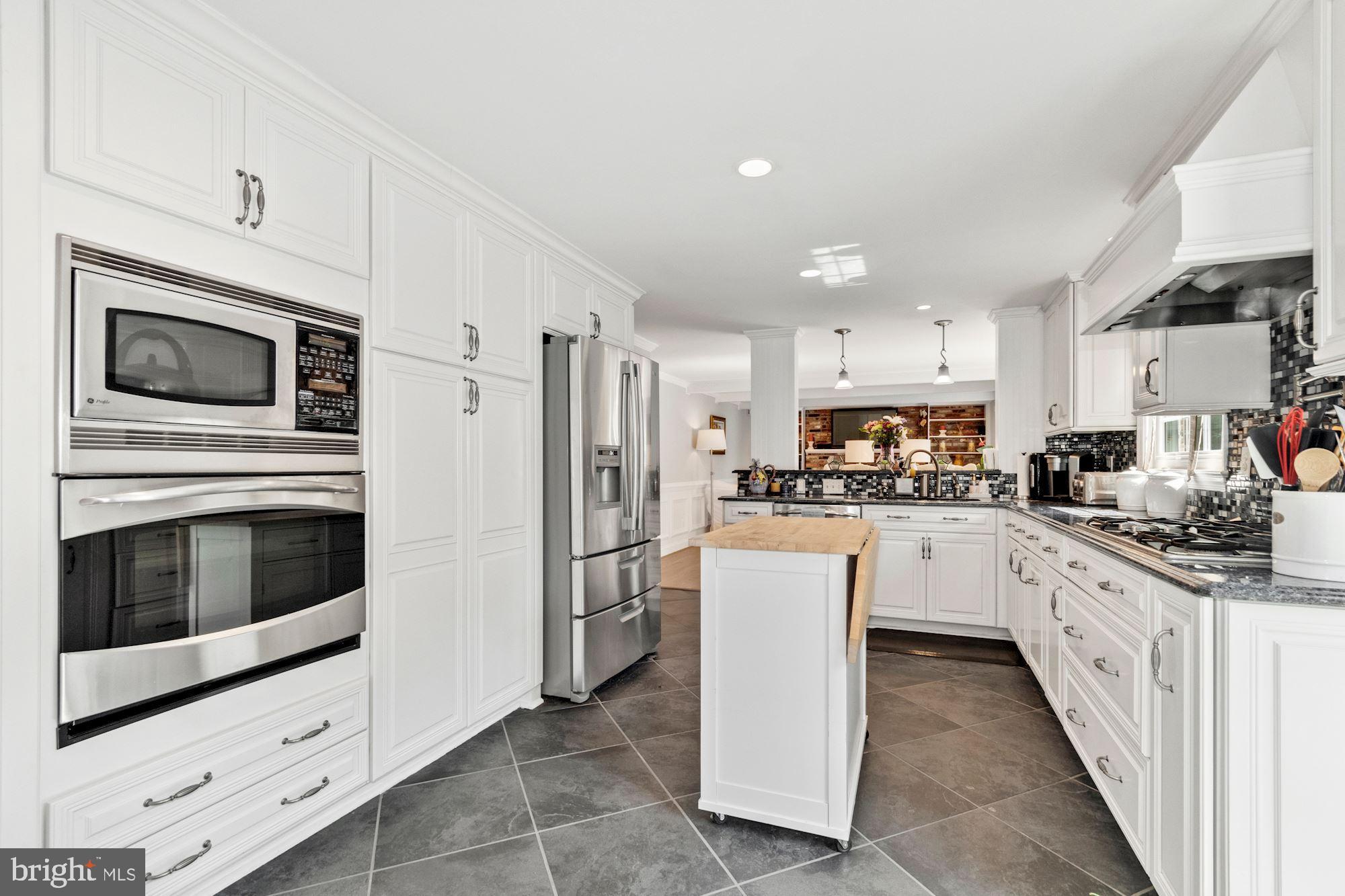 MONTGOMERY SQUARE - Residential Lease