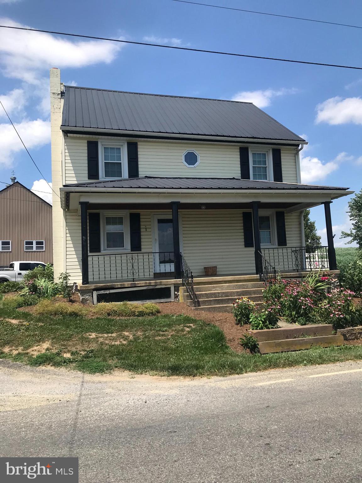 Nice  rural home  3 miles from Millersville.  Newer roof and windows
30 x 60 Barn
Great for small business/contractor.
